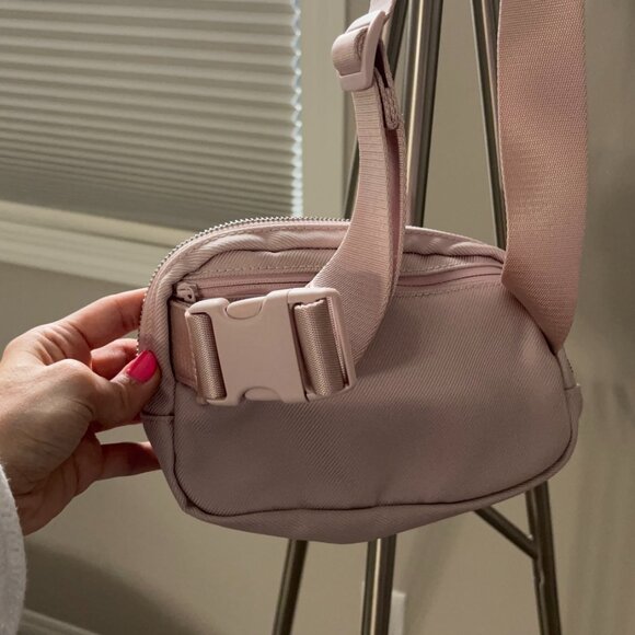 Original Lululemon Everywhere Belt Bag - Picture 3 of 5